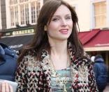 Sophie Ellis Bextor sort des Global Radio Studios,  vendredi 4 mars. Elle s'y était rendue pour soutenir l'opération  caritative  Have a heart  lancée par Heart FM.