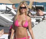 Shaune Sand, qui vient d'annoncer son divorce, parade sur une plage de Miami, le 28 février 2011.