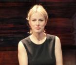Karin Viard dans la pièce L'Amour, la mort, les fringues 