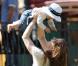 Amy Adams dans un parc de Beverly Hills le 5 mars 2011, avec son compagnon Darren Le Gallo, et leur fille Aviana