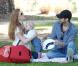 Amy Adams dans un parc de Beverly Hills le 5 mars 2011, avec son compagnon Darren Le Gallo, et leur fille Aviana