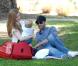 Amy Adams dans un parc de Beverly Hills le 5 mars 2011, avec son compagnon Darren Le Gallo, et leur fille Aviana