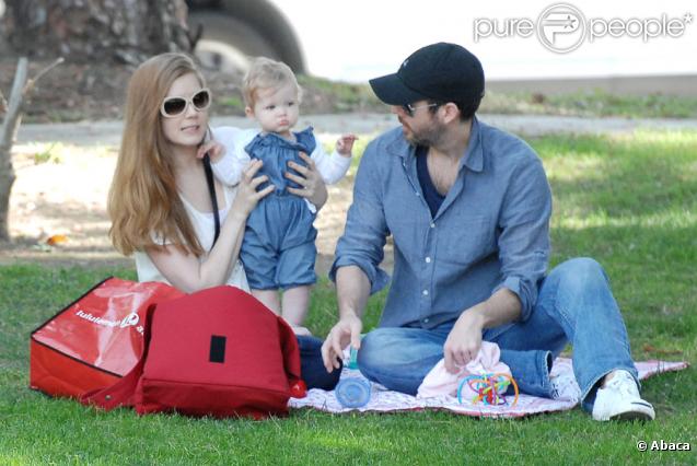 Amy Adams dans un parc de Beverly Hills le 5 mars 2011, avec son compagnon Darren Le Gallo, et leur fille Aviana
