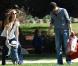 Amy Adams dans un parc de Beverly Hills le 5 mars 2011, avec son compagnon Darren Le Gallo, et leur fille Aviana