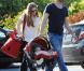 Amy Adams dans un parc de Beverly Hills le 5 mars 2011, avec son compagnon Darren Le Gallo, et leur fille Aviana