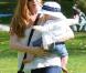 Amy Adams dans un parc de Beverly Hills le 5 mars 2011, avec son compagnon Darren Le Gallo, et leur fille Aviana