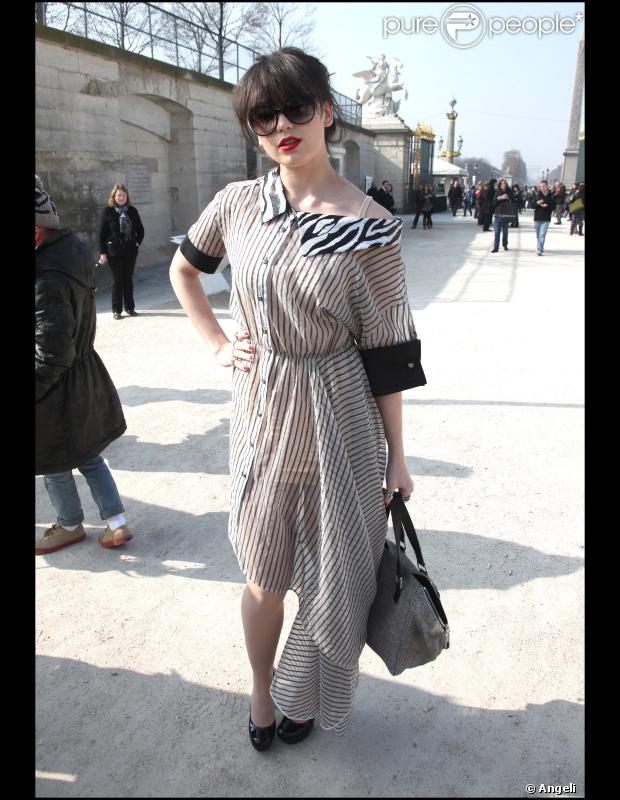Daisy Lowe arrive au défilé de mode Viktor & Rolf, collection prêt à porter automne-hiver 2011/2012 à Paris le 5 mars 2011