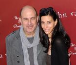 John Varvatos et sa bien-aimée lors du gala de charité organisé par John Varvatos le 13 mars 2011 à West Hollywood (Los Angeles)