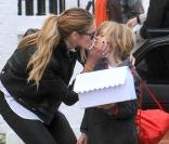 Elle Macpherson et son deuxième garçon, Cy, en mars 2011. Londres<br />