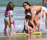 Stephanie Seymour en vacances en famille affiche une ligne de rêve !