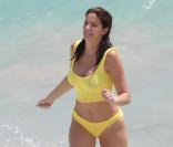 Stephanie Seymour en vacances en famille affiche une ligne de rêve !