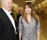 Hilary Duff se rend dans une école de Chicago pour venir en aide aux enfants défavorisés, mercredi 23 mars.
