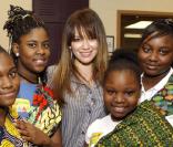 Hilary Duff se rend dans une école de Chicago pour venir en aide aux enfants défavorisés, mercredi 23 mars.