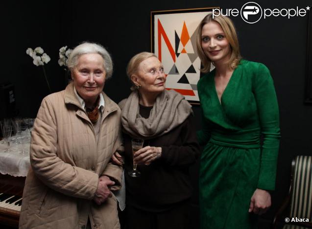 Michèle Morgan et sa soeur Hélène Roussel, en compagnie de Sarah Marshall, le 1er mars 2011. 