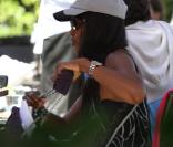 Naomi Campbell et son chéri  Vladimir Doronin à la terrase d'un café à Miami le 23 mars