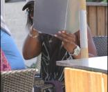 Naomi Campbell et son chéri  Vladimir Doronin à la terrase d'un café à Miami le 23 mars