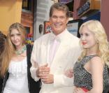 David Hasselhof sort ses deux filles aux côtés de Russell Brand et Hugh Laurie !