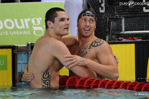Florent Manaudou et Frédérick Bousquet à l'issue du 50 m pap - Championnats de France, le 27 mars 2011 