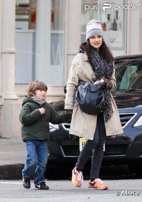 Rachel Weisz dans les rues de New York en compagnie de son fils Henry, mars 2011
