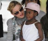 Madonna pose la première brique de son école pour filles au Malawi. Sa fille adoptive Mercy est à ses côtés. Avril 2010
