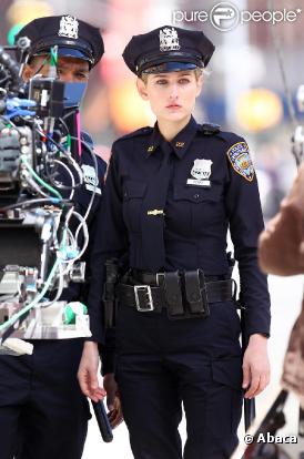 Leelee Sobieski en plein tournage de la nouvelle série policière  Rookies  à Manhattan le 29 mars 2011. Le képi lui va à ravir et fait ressortir ses beaux yeux bleus