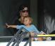 Dans les travées du Tennis Center de Crandon Park, le 28 mars 2011, Mirka et l'une de ses jumelles - Charlene ou Myla ? - savourent le succès de, respectivement, leur mari et papa : Roger Federer.