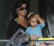Dans les travées du Tennis Center de Crandon Park, le 28 mars 2011, Mirka et l'une de ses jumelles - Charlene ou Myla ? - savourent le succès de, respectivement, leur mari et papa : Roger Federer.