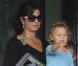 Dans les travées du Tennis Center de Crandon Park, le 28 mars 2011, Mirka et l'une de ses jumelles - Charlene ou Myla ? - savourent le succès de, respectivement, leur mari et papa : Roger Federer.