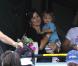 Dans les travées du Tennis Center de Crandon Park, le 28 mars 2011, Mirka et l'une de ses jumelles - Charlene ou Myla ? - savourent le succès de, respectivement, leur mari et papa : Roger Federer.