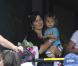 Dans les travées du Tennis Center de Crandon Park, le 28 mars 2011, Mirka et l'une de ses jumelles - Charlene ou Myla ? - savourent le succès de, respectivement, leur mari et papa : Roger Federer.