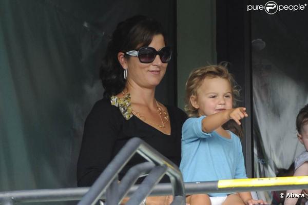 Dans les travées du Tennis Center de Crandon Park, le 28 mars 2011, Mirka et l'une de ses jumelles - Charlene ou Myla ? - savourent le succès de, respectivement, leur mari et papa : Roger Federer.