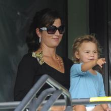 Dans les travées du Tennis Center de Crandon Park, le 28 mars 2011, Mirka et l'une de ses jumelles - Charlene ou Myla ? - savourent le succès de, respectivement, leur mari et papa : Roger Federer.