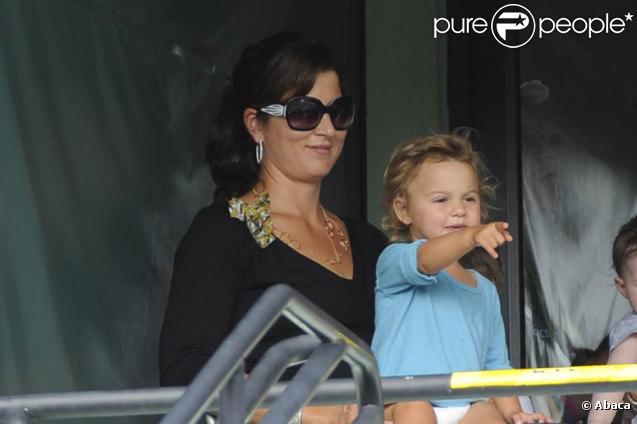 Dans les travées du Tennis Center de Crandon Park, le 28 mars 2011, Mirka et l'une de ses jumelles - Charlene ou Myla ? - savourent le succès de, respectivement, leur mari et papa : Roger Federer.
