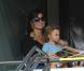 Dans les travées du Tennis Center de Crandon Park, le 28 mars 2011, Mirka et l'une de ses jumelles - Charlene ou Myla ? - savourent le succès de, respectivement, leur mari et papa : Roger Federer.