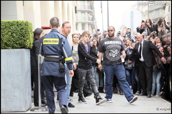 Des dizaines de fans attendaient Justin Bieber à la soirée de son hôtel parisien (Hôtel de Sers), mardi 29 mars.