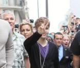 Des dizaines de fans attendaient Justin Bieber à la soirée de son hôtel parisien (Hôtel de Sers), mardi 29 mars.
