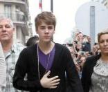 Des dizaines de fans attendaient Justin Bieber à la soirée de son hôtel parisien (Hôtel de Sers), mardi 29 mars.