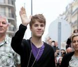 Des dizaines de fans attendaient Justin Bieber à la soirée de son hôtel parisien (Hôtel de Sers), mardi 29 mars.