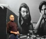Steve Jobs (en fond les deux fondateur d'apple)