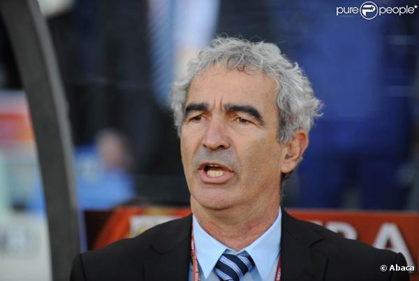 Raymond Domenech (photo : en juin 2010 en Afrique du Sud) a reçu un chèque d'environ 30 000 euros de la part de la FFF, fin mars 2011. Lui réclame près de 3 millions d'euros devant les prud'hommes pour licenciement abusif...