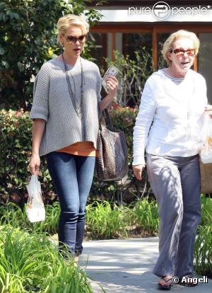 Katherine Heigl et sa maman Nancy font du shopping à Los Angeles (30 mars 2011)