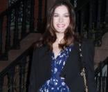Liv Tyler en déclinaison de bleu et noir, simplement parfaite en mixant le masculin-féminin 