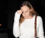 Stella McCartney ne se lasse pas de son pull blanc assorti à un slim gris et une pochette vintage pour une allure folle  