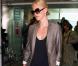 Charlize Theron a tout bon dans son cargo kaki, son t-shirt loose et son blazer irisé. Un look au top et une allure boyish qu'on adore