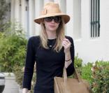 Emma Roberts en simple slim et ballerines ? La star ajoute à sa tenue casual une capeline et un sac couture... Bravo  