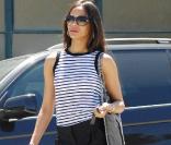 Zoe Saldana en débardeur rayé et pantalon carot, elle a tout bon. Le sac Stella McCartney est parfait pour accessoiriser sa tenue de ville 
