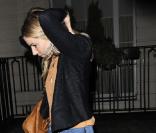 Sienna Miller ressort ses compensés et prouve qu'elles sont plus que  jamais tendance ! Jean slim, blazer court et top orange, elle est à la  pointe de la mode