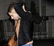 Sienna Miller ressort ses compensés et prouve qu'elles sont plus que jamais tendance ! Jean slim, blazer court et top orange, elle est à la pointe de la mode