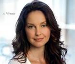 Dans son autobiographie  All that is bitter and sweet , Ashley Judd révèle avoir été victime de viol et d'inceste.