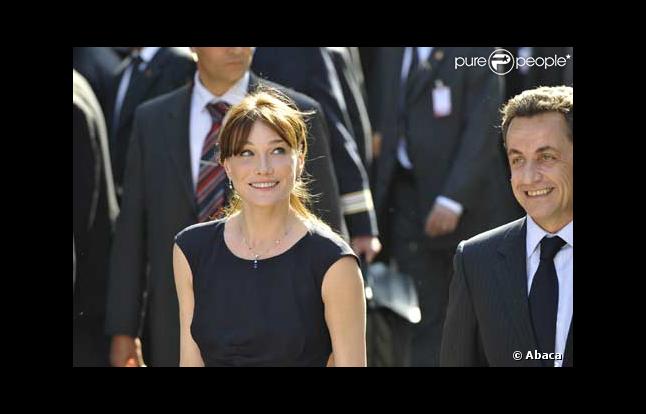 Carla Bruni-Sarkozy a choisi Chanel pour son périple tunisien